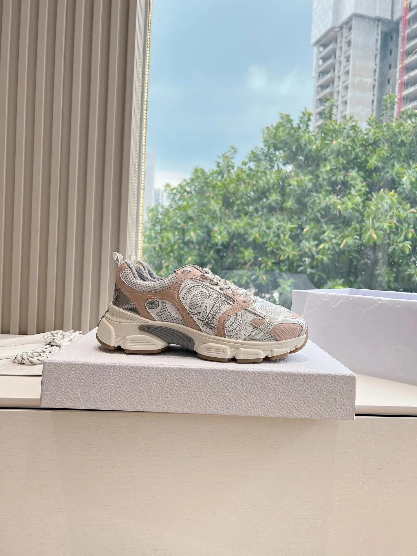 👟👟Ex-factory price 640👟👟 (Top version) Dior Chrono series sports shoes Purchased and developed in Taikoo Hui for RMB 18,200. This Dior chrono sports shoe continues the timeless silhouette and is carefully made of mesh, so it will be particularly comfortable on the feet. It is decorated with CD special craftsmanship logo to enhance the style. The lightweight style is matched with the "Christian Dior" logo thin sole, suitable for all seasons, and can be matched with all kinds of casual looks to add a finishing touch. Classic and super durable. Upper: cowhide stitching. Original molded outsole. Size: 35-41. Full set of counter synchronized gift box 💝 packaging